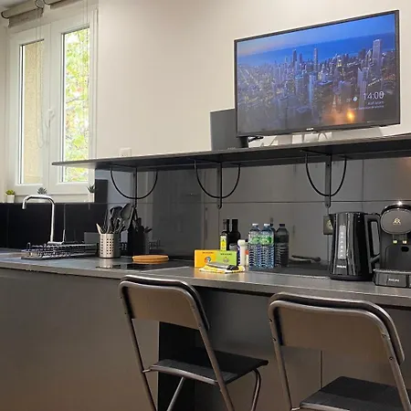 Daire Guestready - Sleek Emerald Escape In The 13th Arr.