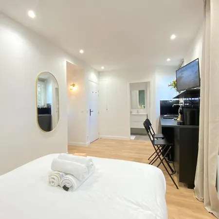 Guestready - Sleek Emerald Escape In The 13th Arr.