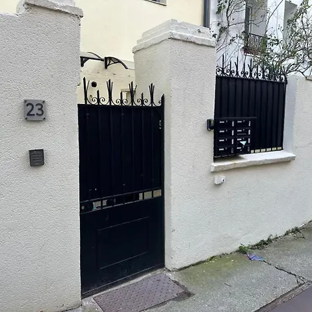 Guestready - Sleek Emerald Escape In The 13th Arr.