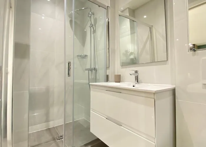 Guestready - Sleek Emerald Escape In The 13th Arr.