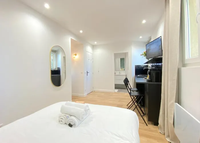 Guestready - Sleek Emerald Escape In The 13th Arr.