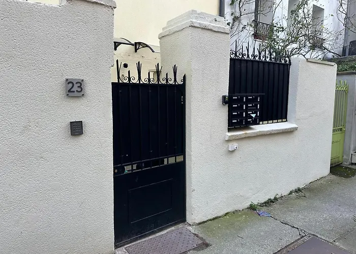 Guestready - Sleek Emerald Escape In The 13th Arr.