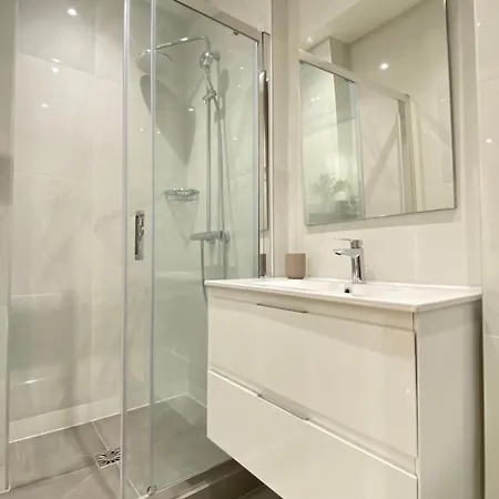 Guestready - Sleek Emerald Escape In The 13th Arr.